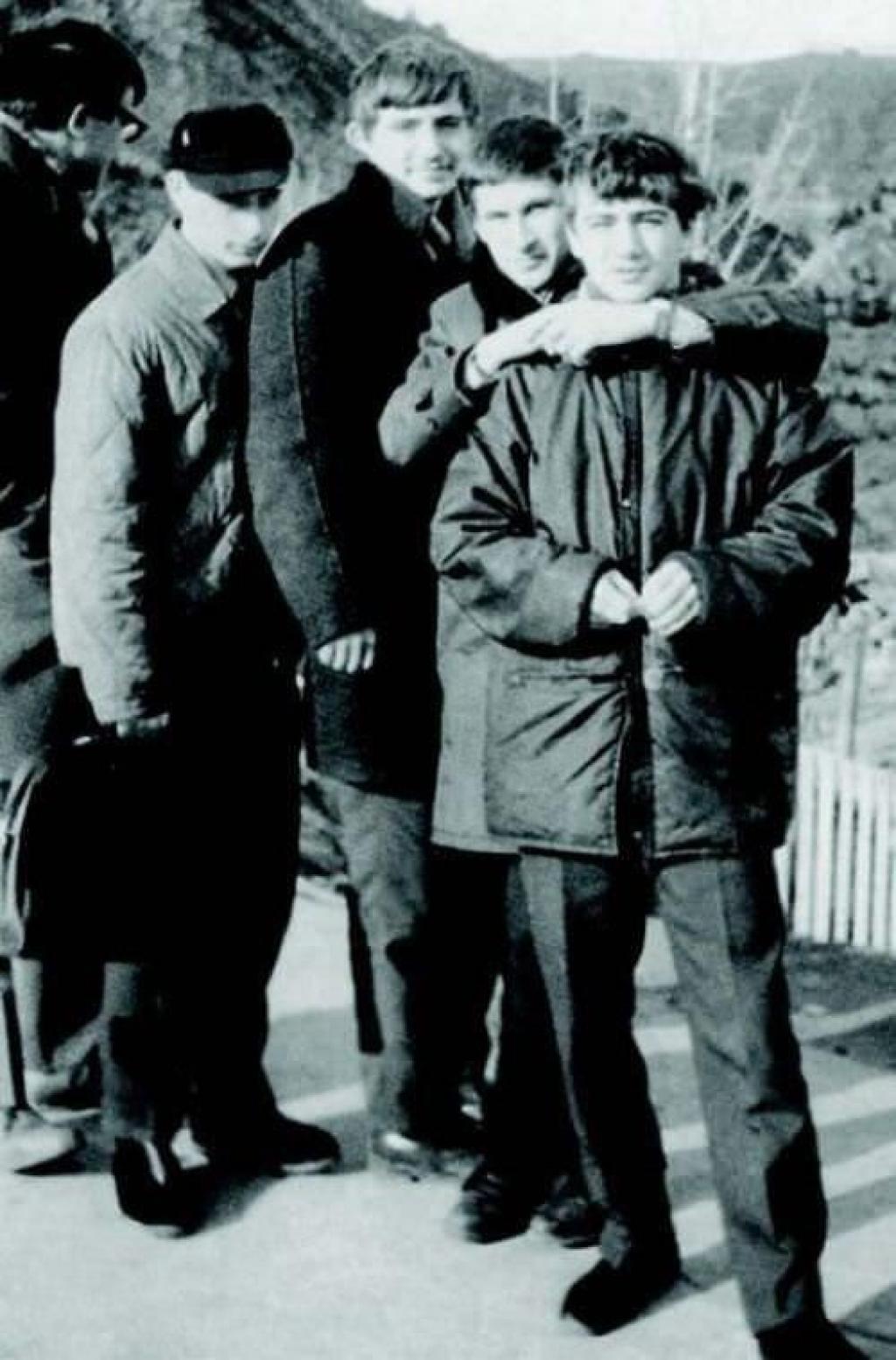 Come erano. Vladimir Putin (il secondo da sinistra) con amici nel 1969, in occasione di un seminario sulla sicurezza