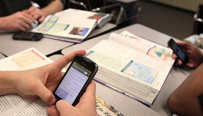 Smartphone in classe, ok della Francia alla legge che lo vieta fino a 15 anni. E in Italia?